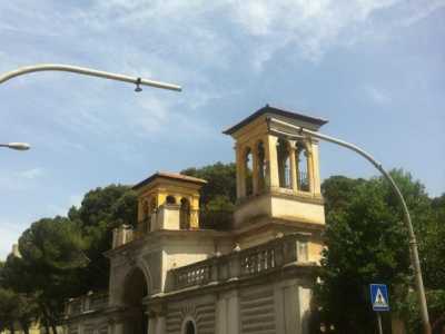 Villa famiglia Bonomo- Ingresso monumentale visto percorrendo via Amendola